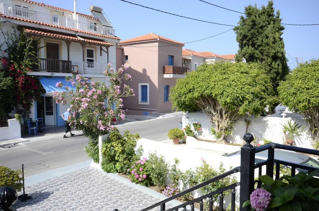 Hotel La Plage Kokkari Esterno foto